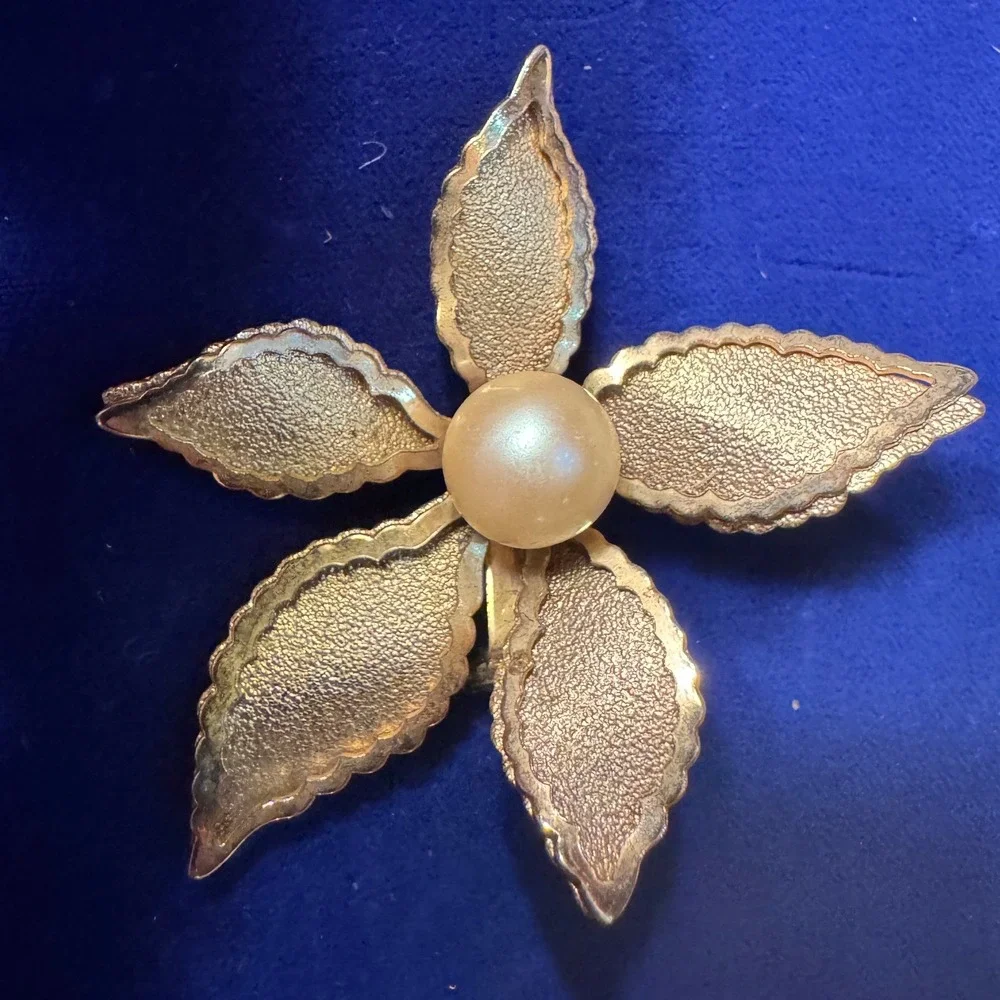 Vintage Gold Tone Textured Flower Brooch Faux Pearl Center Scalloped Petals 2